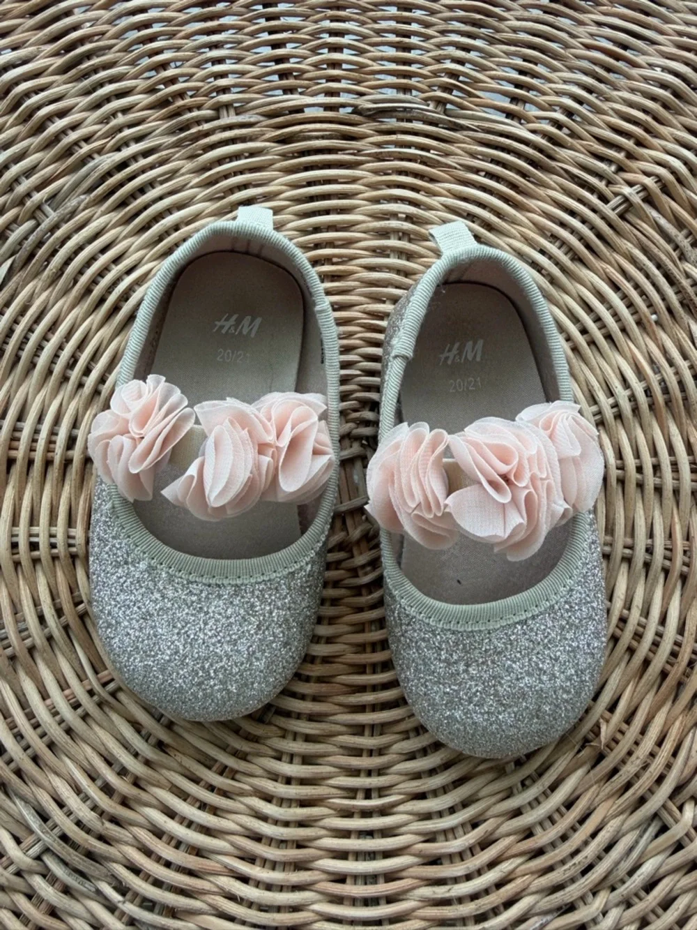 H&M Silver Glitter Mary Jane baby shoes with Blush Flower Trim -size 20-21- NEW